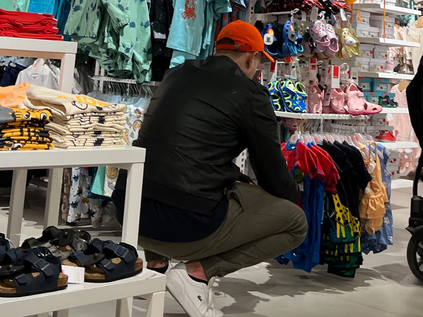 Antoni Królikowski w skupieniu przeglądał asortyment sklepu