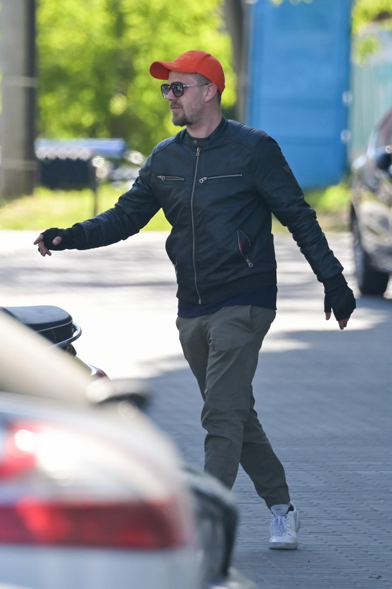 Antoni Królikowski został przyłapany przez fotoreporterów na ulicach Warszawy