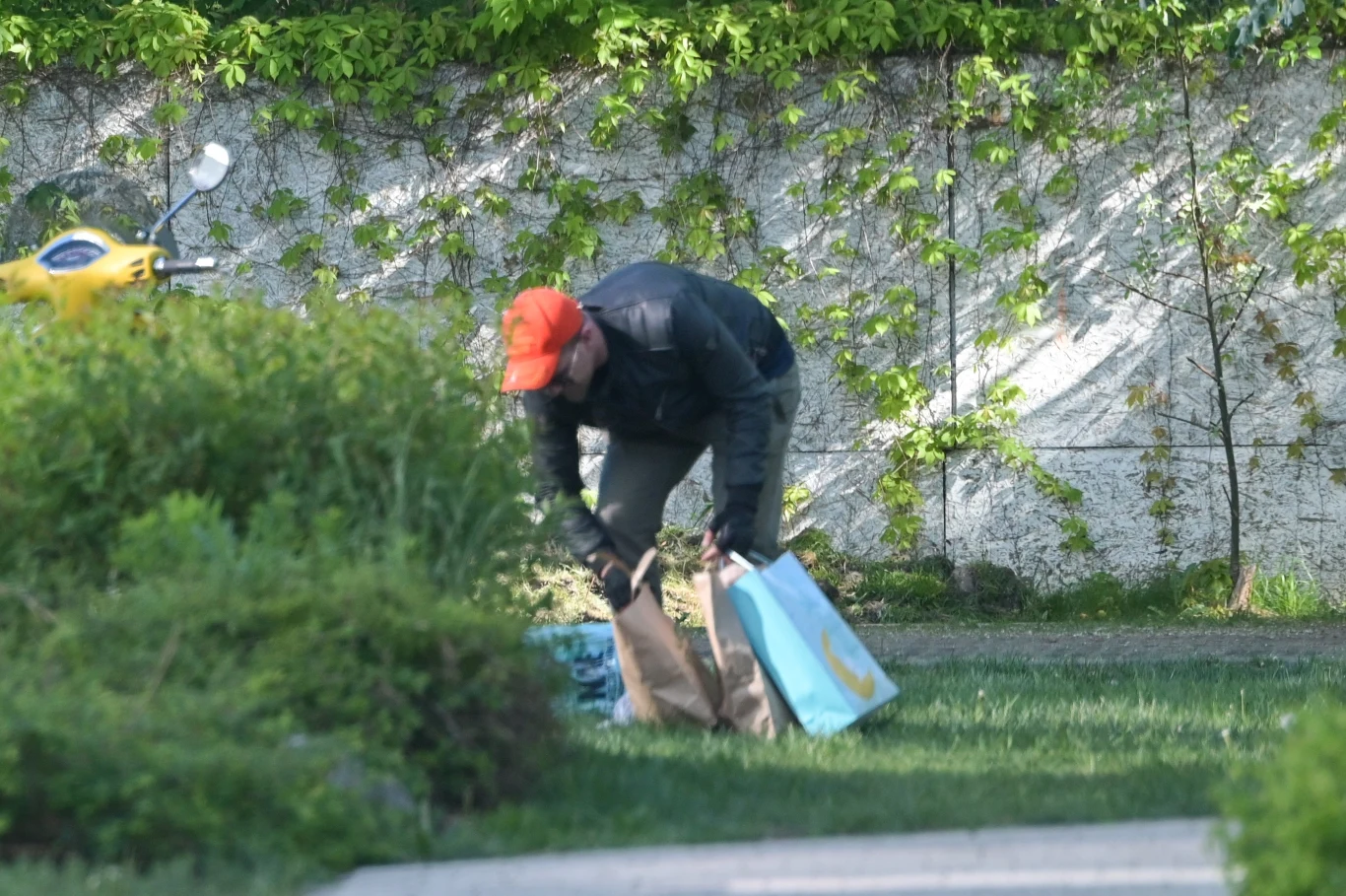 Aktor miał ze sobą masę toreb z podarkami dla małego Vincenta oraz zakupy dla Opozdy