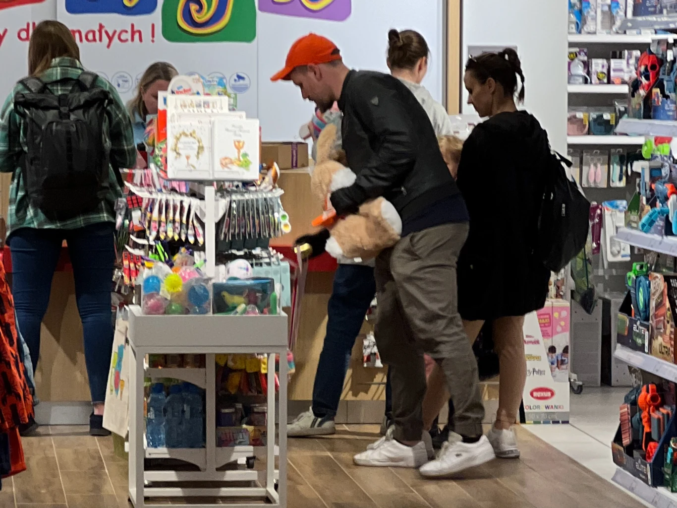 Oprócz maskotki Antoni Królikowski kupił jeszcze parę innych drobiazgów