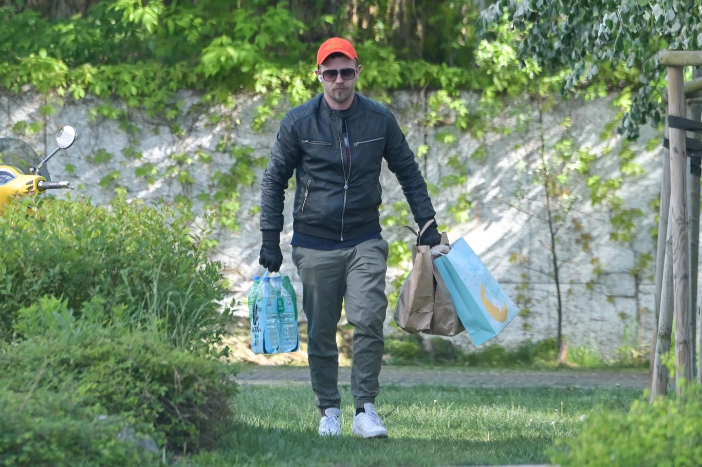 Aktor obładowany zakupami dziarskim krokiem udał się do mieszkania Joanny Opozdy