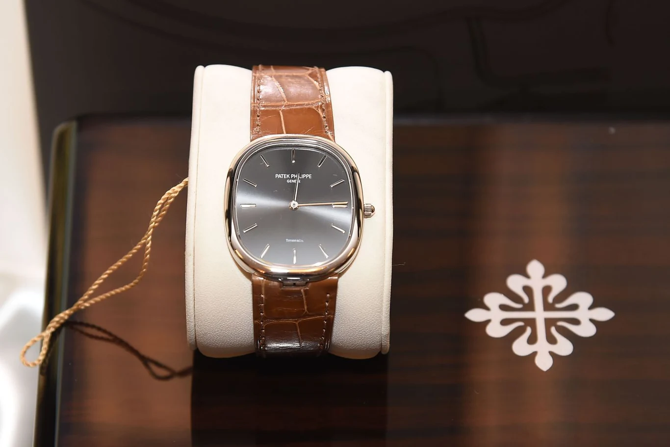 Chiny zmieniają trendy w luksusowej ekonomii?  Nagła zmiana i załamanie na rynku cen czasomierzy nastąpiło w tym samym momencie (kwiecień 2022), gdy władze Chin wprowadziły (po raz kolejny) restrykcyjną politykę izolacji części obywateli (Szanghaj), nagle wzrosły obawy o powrót pandemii, trwa wojna na Ukrainie, skokowo wzrosła inflacja, a władze banków centralnych (ECB) chcąc skutecznie walczyć z nią walczyć, zaczęły podnosić stopy procentowe. Stopy procentowe powoli rosną stanowiąc pozytywny sygnał dla oszczędności i emerytur, ale zły dla kredytów hipotecznych i pożyczek. Trend ten prawdopodobnie utrzyma się w nadchodzących miesiącach. Oczekuje się, że banki centralne podniosą kluczowe stopy procentowe i ograniczą masowe zakupy (nieruchomości, luksusu) w celu ograniczenia niebotycznie wysokiej inflacji.