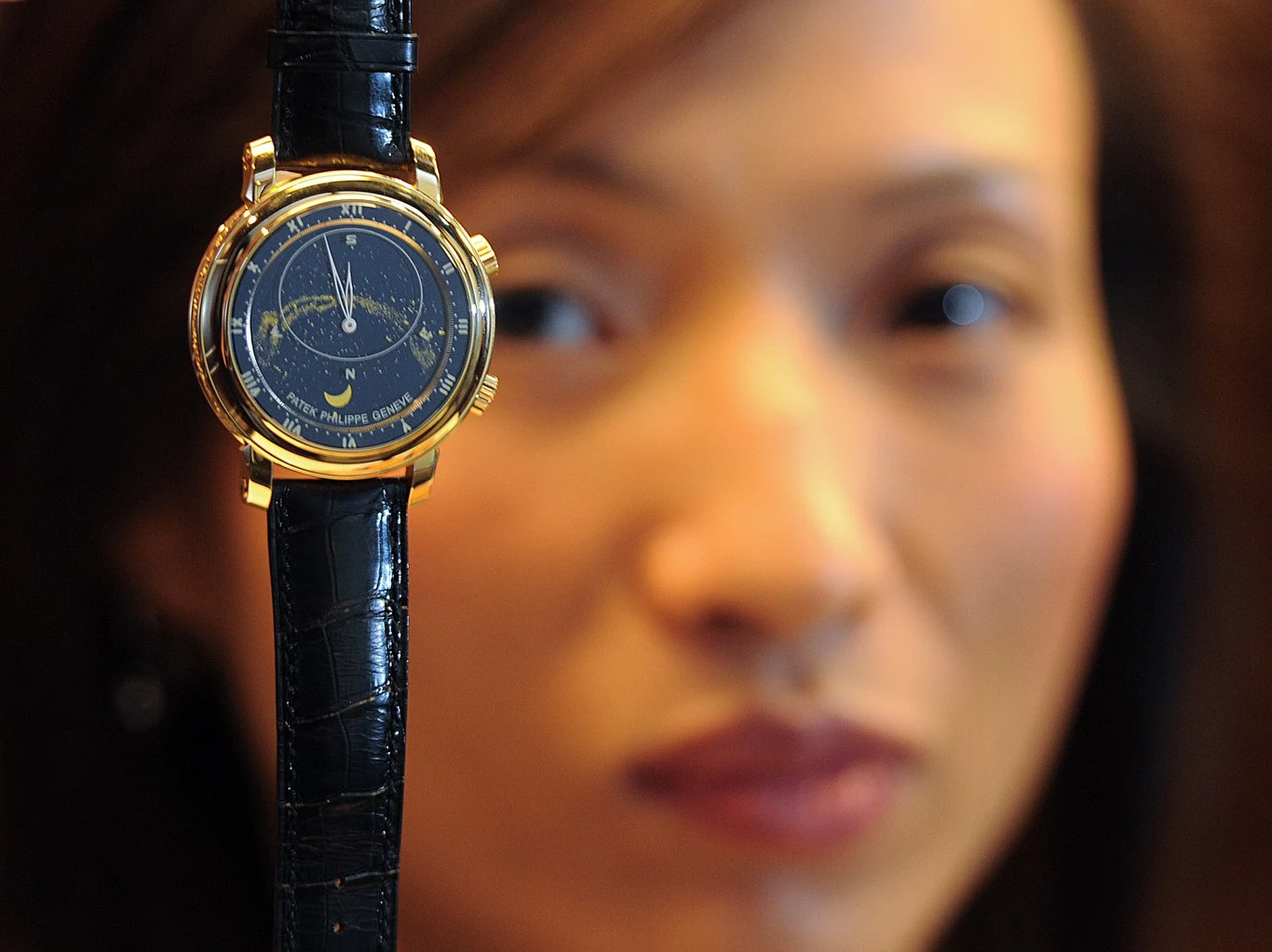 Rynki dają wyraźny sygnał STOP rynkom luksusu?  Załamania na rynku luksusu nie wyklucza Erwan Rambourg, szef działu analiz konsumenckich w banku HSBC, autor raportu o nadchodzącej recesji i zagrożeniach. W komentarzu z maja br. czytamy, że globalny rynek i załamanie gospodarcze w końcu uderzy w sprzedaż dóbr luksusowych. Recesja, silniejszy spadek cen akcji i przedłużający się konflikt na Ukrainie to główne zagrożenia, przed którymi stoją wysokiej klasy firmy konsumenckie. A kiedy konsumenci wstrzymują wydatki, spekulanci rynkowi nie mają rynku zbytu, ceny na rynkach wtórnych spadają i w końcu nieosiągalne modele czasomierzy znów pojawią się w witrynach sklepowych.   Czy sytuacja ta przerodzi się w pęknięcie bańki, krach na rynku luksusowych zegarów i całej kategorii dóbr luksusowych? Dane sprzedaży na rynku pierwotnym (w salonach) na to nie wskazują. Ale negatywny efekt może mieć zmiana sentymentu klientów w Chinach po załamaniu na lokalnym rynku nieruchomości (2021), lock down w części Chin czy odcięcie Rosji od luksusu w ramach sankcji. 