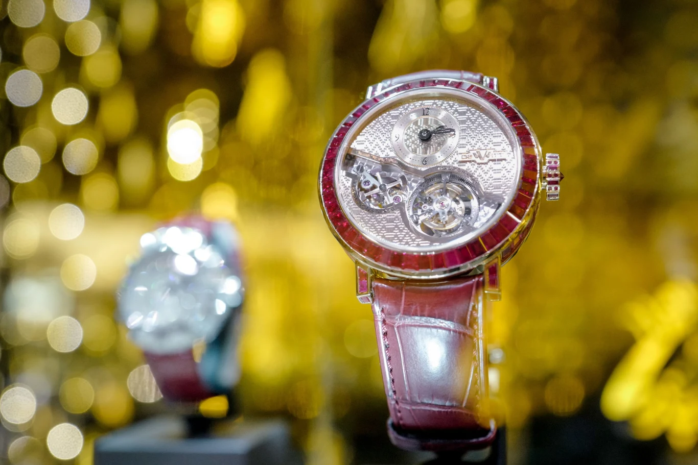 - Rynek doświadcza bezprecedensowej zmienności spowodowanej zwiększonymi skutkami wielu czynników makroekonomicznych i geopolitycznych. Należą do nich wojna na Ukrainie, a także presja inflacyjna, która wpływa zarówno na naszą własną działalność, jak i na ogólne wydatki konsumenckie – powiedział Stefan Larsson, Dyrektor generalny PVH (PVH), która jest właścicielem marek Tommy Hilfiger i Calvin Klein oraz licencjonuje marki Michael Kors i Kenneth Cole New York. Recesja zbliża się wielkimi krokami. Ceny dóbr i usług rosną rok do roku a działania rządów i banków centralnych nie przynoszą efektów. Inflacja w Polsce (13,9 proc.), EU (7,4 proc.) czy Stanach Zjednoczonych (8,5 proc.) przybiera na sile. Poziomy te - najwyższe od wielu lat – rodzą uzasadnione obawy konsumentów o szybko topniejącą siłę nabywczą ich portfeli, gdzie podstawowe produkty powoli stają się dobrem luksusowym – podsumowuje raport Bellini Market Research.