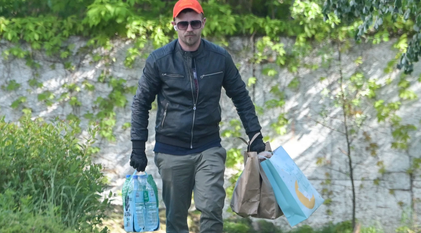 Antoni Królikowski przyniósł zakupy Joannie Opoździe Antoni Królikowski przyniósł zakupy Joannie Opoździe