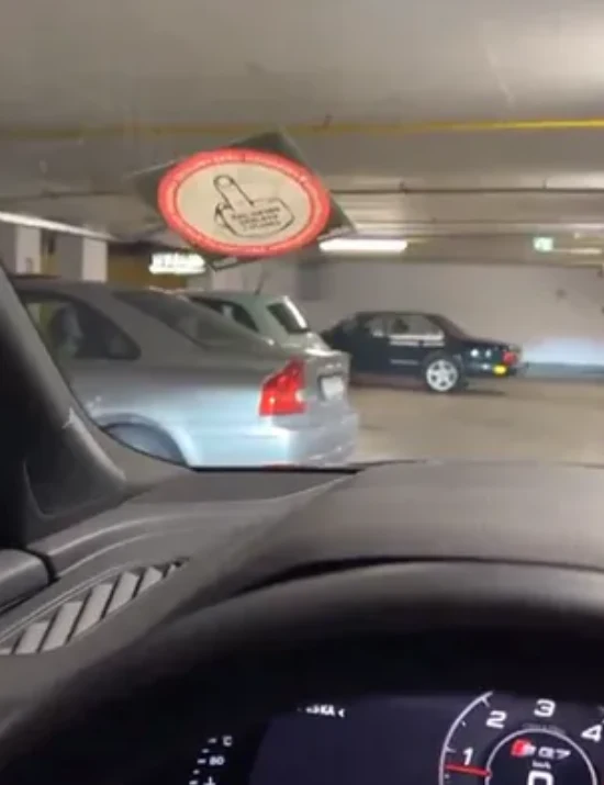 Wulgarna naklejka na szybie Mai Bohosiewicz IG @majabohosiewicz/