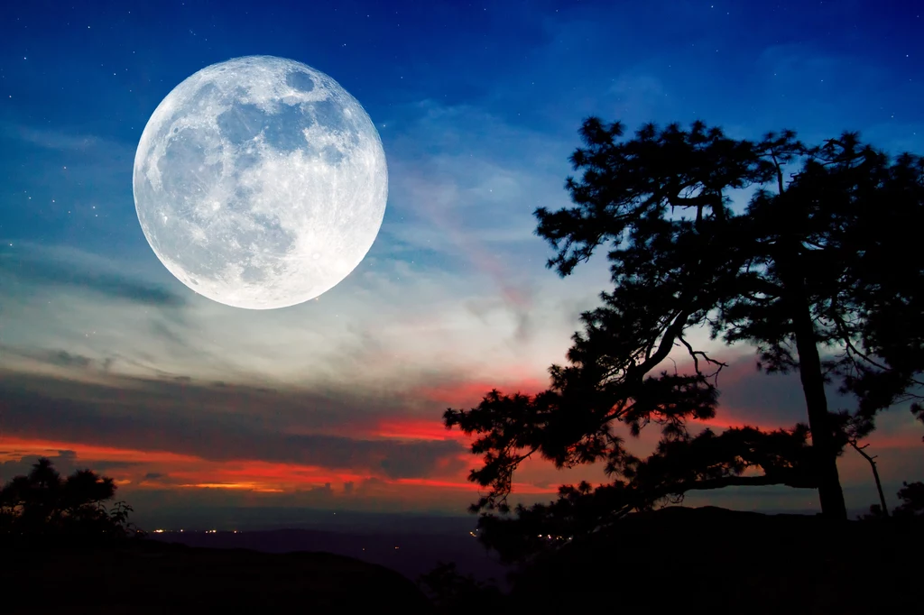 Pełnia księżyca w czerwcu 2022 nazywana jest również Truskawkowym Księżycem lub Superksiężycem