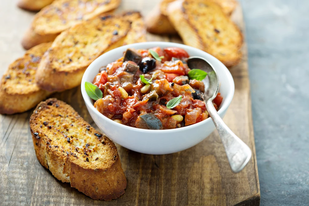 Caponata z bakłażana i pieczywem czosnkowym Caponata z bakłażana i pieczywem czosnkowym