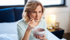 Jedzenie późnymi wieczorami skraca życie - uważają naukowcy, którzy prowadzili badania na myszach