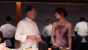 Ralph Fiennes i Anya Taylor-Joy w filmie "The Menu"