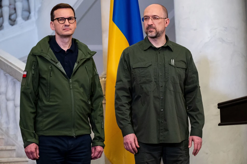 Premier Mateusz Morawiecki (L) oraz premier Ukrainy Denys Szmyhal (P) podczas wspólnej konferencji prasowej z prezesem PiS, wicepremieren Jarosławem Kaczyńskim w siedzibie Kancelarii Premiera Ukrainy w Kijowie, 1 czerwca 2022 r.