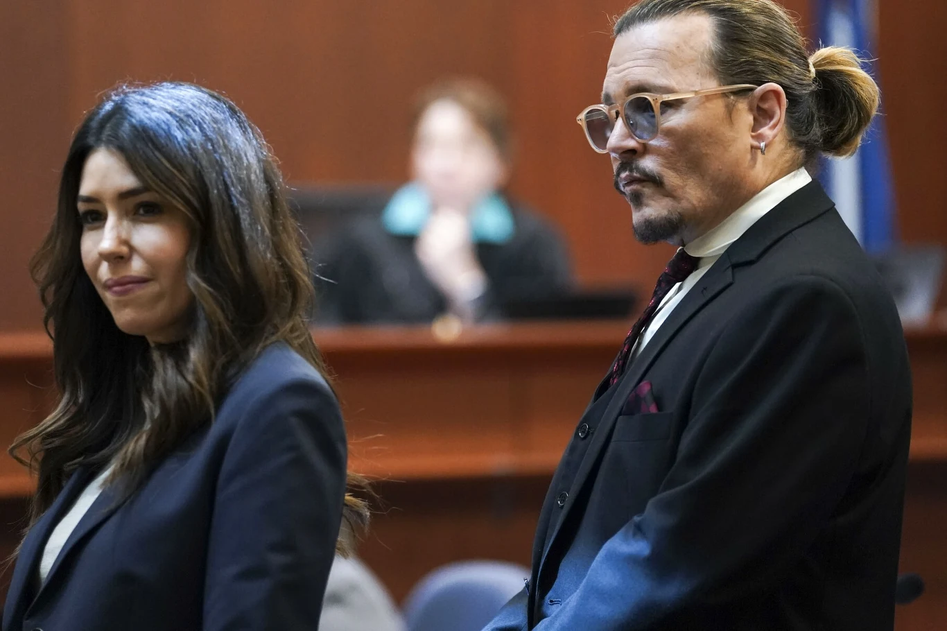 Johnny Depp ze swoją prawniczką Johnny Depp ze swoją prawniczką