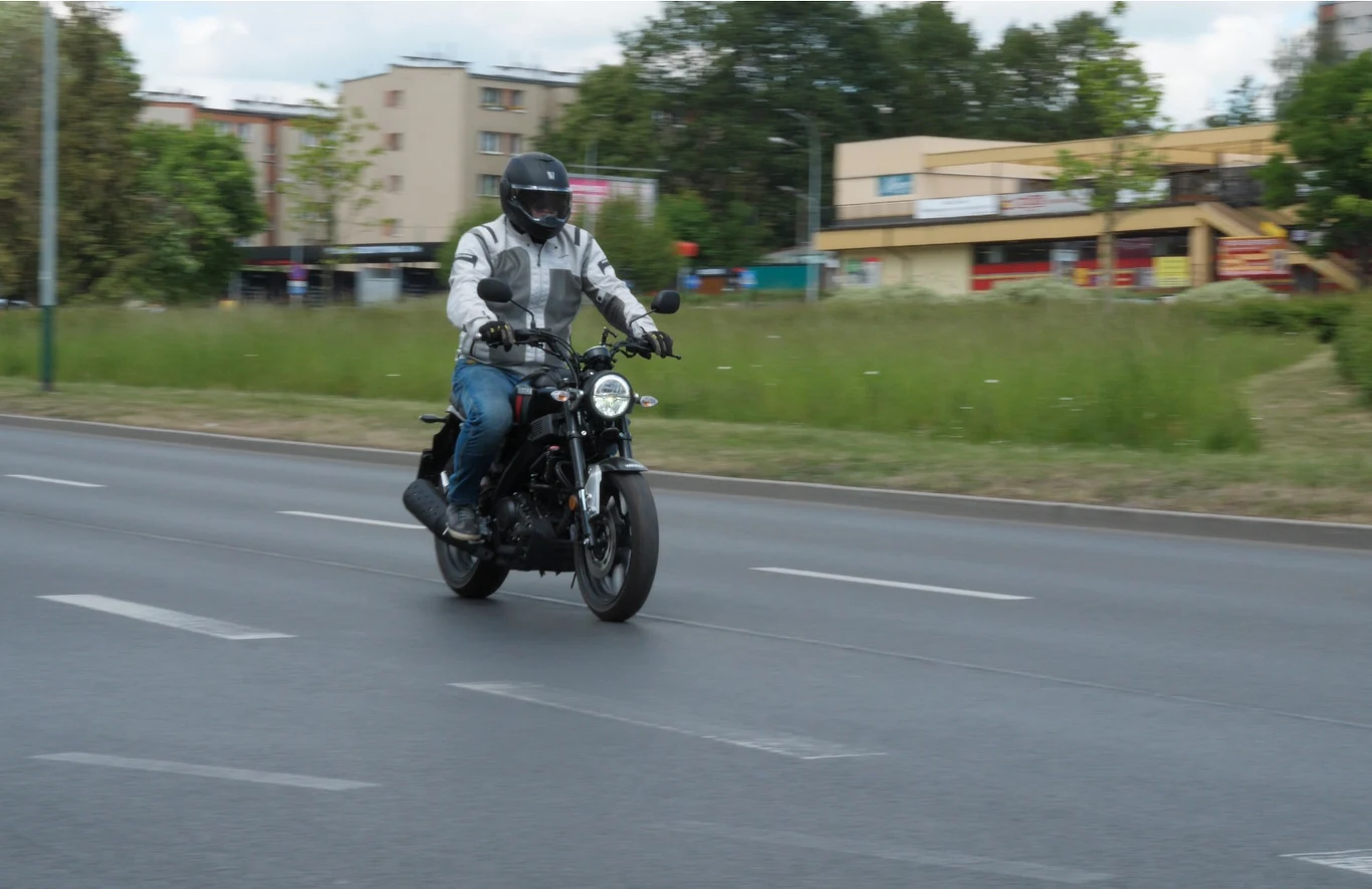 Motocyklami z silnikami o pojemności do 125 ccm można jeździć mając prawo jazdy kategorii B