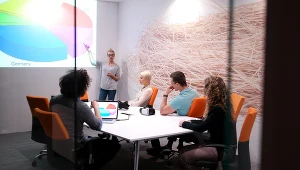 68 proc. firm chce powrotu pracowników do biur i to najlepiej jeszcze w tym roku