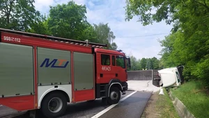  Na dk 74 w Opatowie przewróciła się ciężarówka
