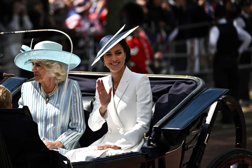 Księżna Kate, żona księcia Williama, wraz z księżną Camillą, żoną księcia Karola, machają do tłumów zgromadzonych pod Pałacem Buckingham. Księżna Kate, żona księcia Williama, wraz z księżną Camillą, żoną księcia Karola, machają do tłumów zgromadzonych pod Pałacem Buckingham.