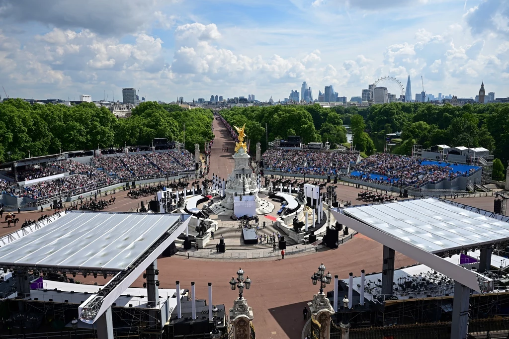 Platynowy jubileusz przyciągnął tłumy. Platynowy jubileusz przyciągnął tłumy.