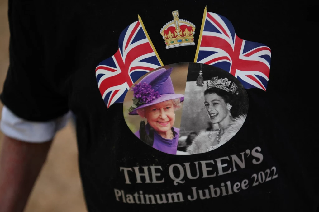 Na londyńskich ulicach można spotkać wielu ludzi w ubraniach, przygotowanych specjalnie na tę okazję. Na londyńskich ulicach można spotkać wielu ludzi w ubraniach, przygotowanych specjalnie na tę okazję.