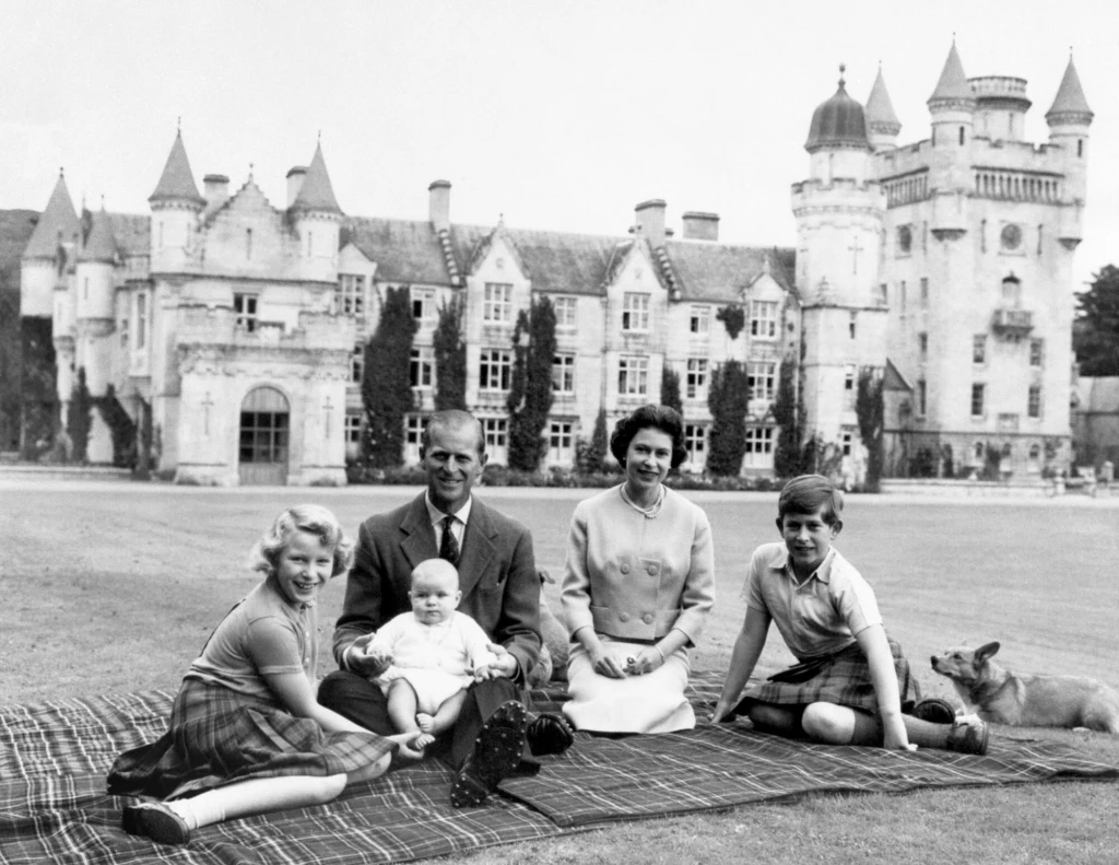 Zdjęcie z dnia 1960 przedstawiające królową, księcia Edynburga i troje ich dzieci księżniczkę Annę, księcia Karola i małego księcia Andrzeja. Obok nich, pies rasy Corgi Zdjęcie z dnia 1960 przedstawiające królową, księcia Edynburga i troje ich dzieci księżniczkę Annę, księcia Karola i małego księcia Andrzeja. Obok nich, pies rasy Corgi