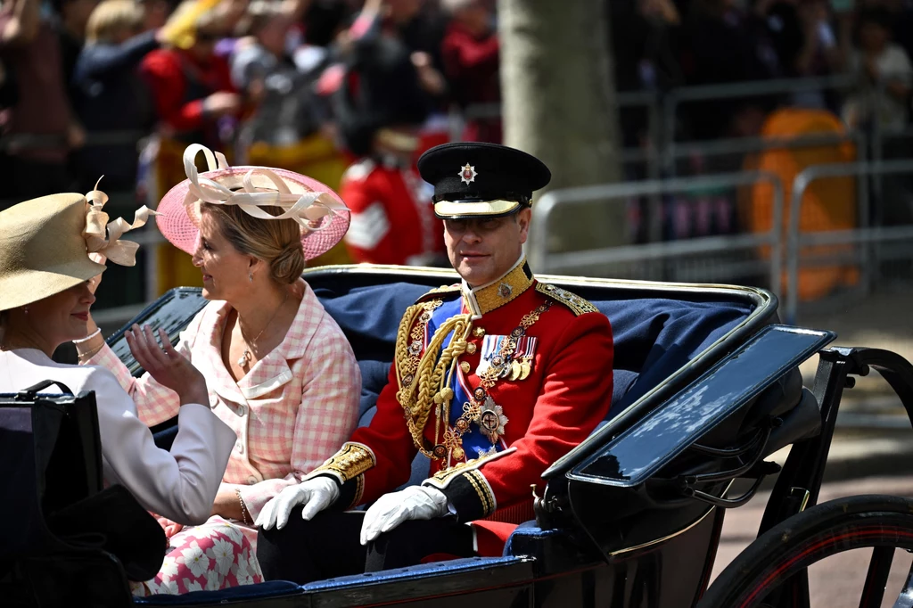 W paradzie uczestniczyli także książe Edward z żoną Zofią i córką Louise Windsor. W paradzie uczestniczyli także książe Edward z żoną Zofią i córką Louise Windsor.