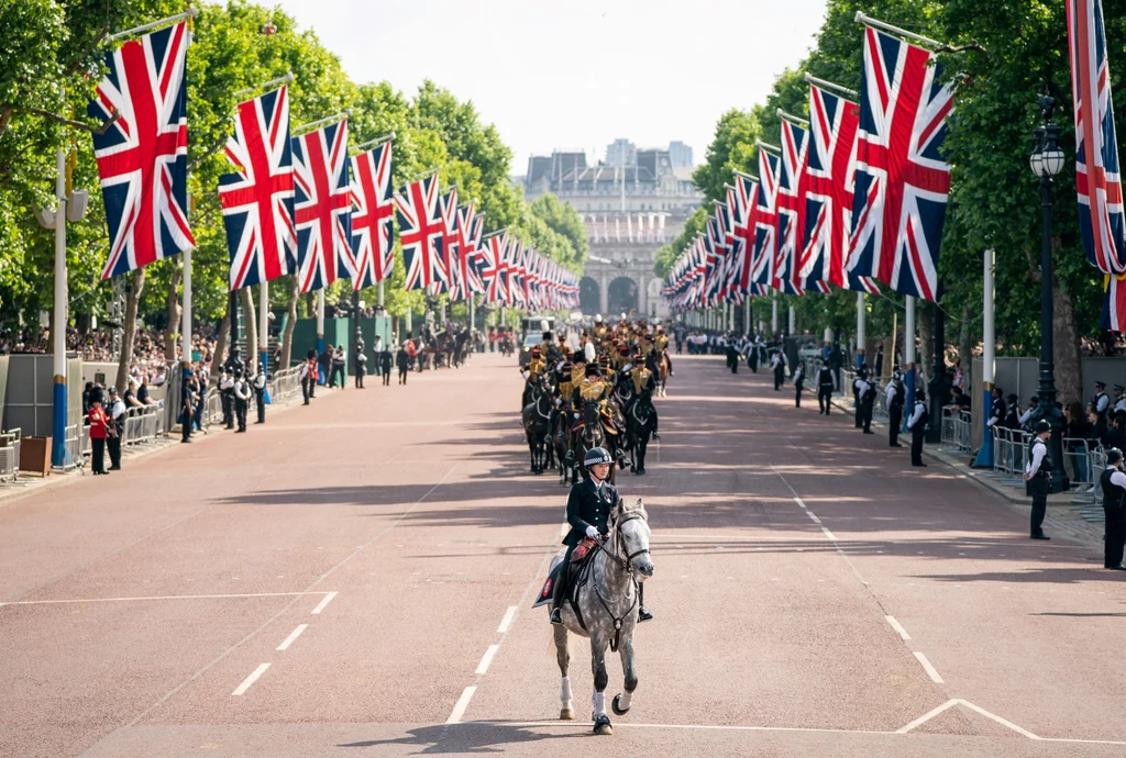 Parada Trooping the Colour na londyńskiej The Mall - alei defilad prowadzącej od Trafalgar Square do Pałacu Buckingham. Parada Trooping the Colour na londyńskiej The Mall - alei defilad prowadzącej od Trafalgar Square do Pałacu Buckingham.