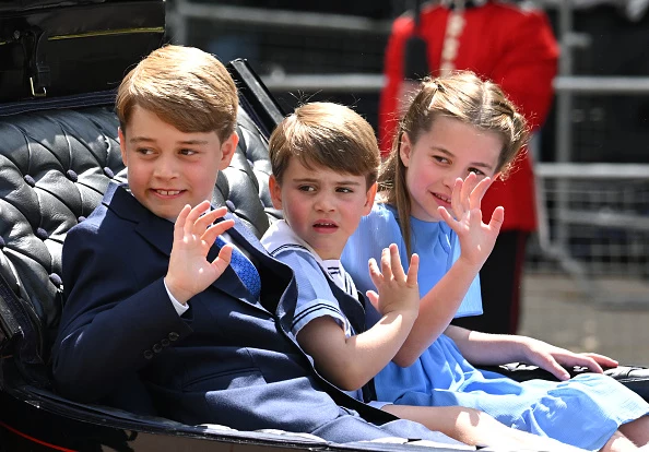 Książe George, książe Louis and księżniczka Charlotte - dzieci Williama i Kate - machają do tłumów. Książe George, książe Louis and księżniczka Charlotte - dzieci Williama i Kate - machają do tłumów.