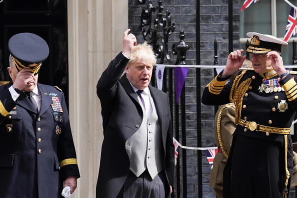 Premier Boris Johnson przed Downing Street 10 w dniu jubileuszu królowej Elżbiety II Premier Boris Johnson przed Downing Street 10 w dniu jubileuszu królowej Elżbiety II