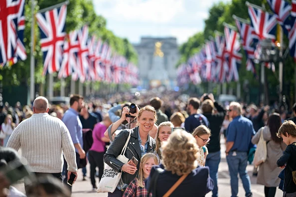Uroczystości rozpoczęły się w czwartek 2 czerwca o godz. 10 (godz. 11 czasu polskiego) od specjalnej edycji Trooping the Colour - parady odbywającej się w centrum Londynu. Uroczystości rozpoczęły się w czwartek 2 czerwca o godz. 10 (godz. 11 czasu polskiego) od specjalnej edycji Trooping the Colour - parady odbywającej się w centrum Londynu.