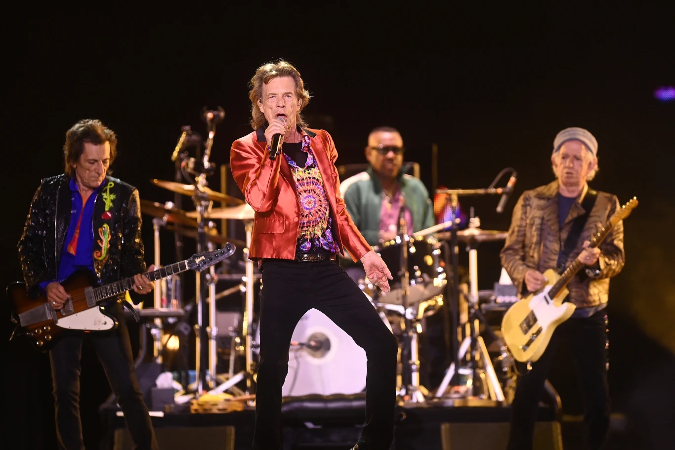 Miłośnicy The Rolling Stones odśpiewali "Sto lat" celebrującemu 75. urodziny Ronniemu Woodowi.