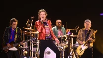 Miłośnicy The Rolling Stones odśpiewali "Sto lat" celebrującemu 75. urodziny Ronniemu Woodowi.