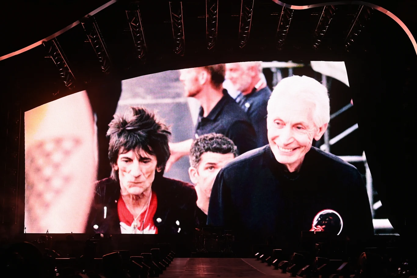 Przed koncertem wspomniano Charliego Wattsa - puszczono jego zdjęcia, a także surowe nagrania perkusji.