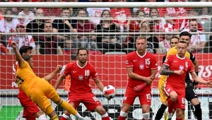 Grzegorz Krychowiak, Kamil Glik i Jacek Góralski blokują strzał Wesleya Burnsa