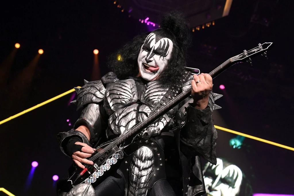 Gene Simmons (Kiss) w akcji na scenie