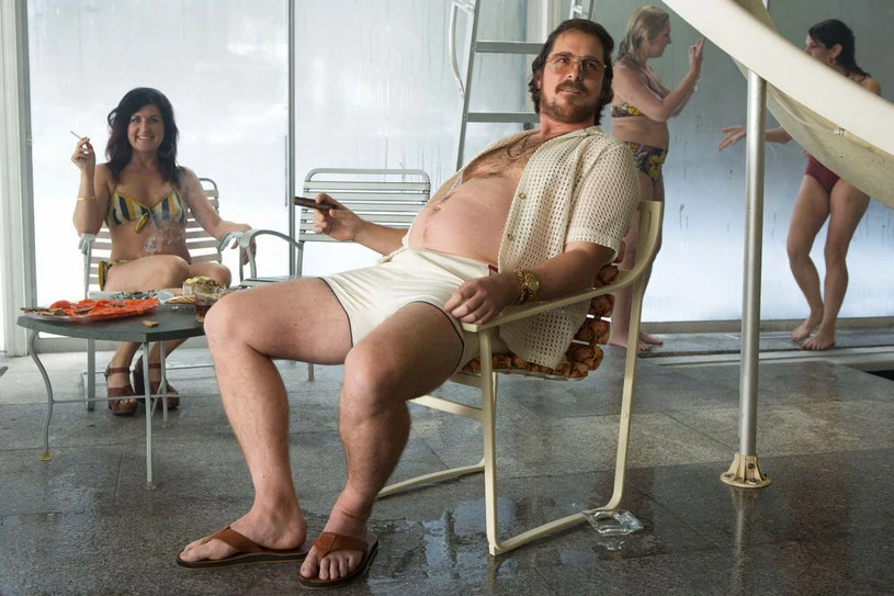 Christian Bale w filmie "American Hustle"