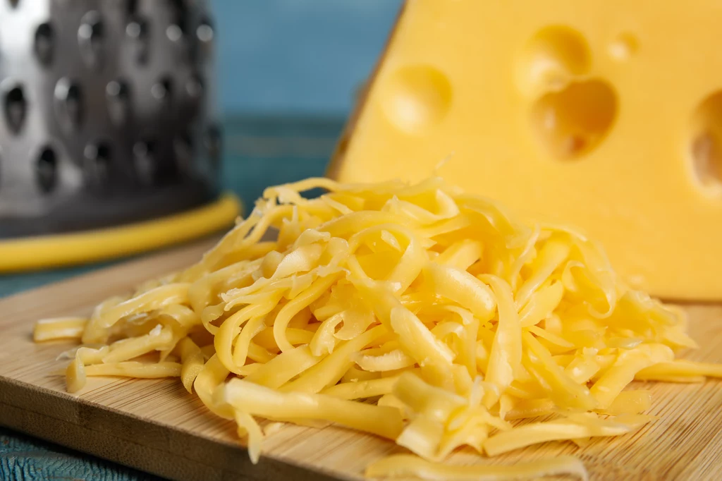 Aby zachować walory smakowe sera żółtego, należy przechowywać go w odpowiednich warunkach.