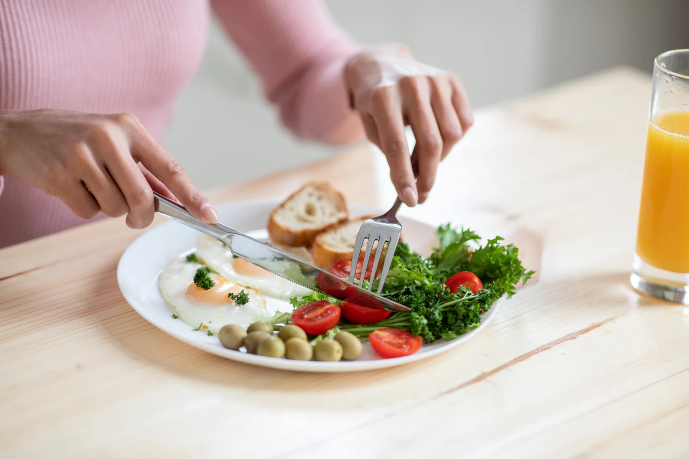 Dieta cukrzycowa jest bogata w warzywa, pełnoziarniste produkty zbożowe, nabiał, chude białko i zdrowe tłuszcze roślinne 