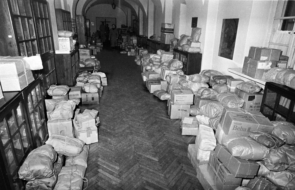 Paczki dla internowanych w kościele św. Marcina w Warszawie w 1982 r.
