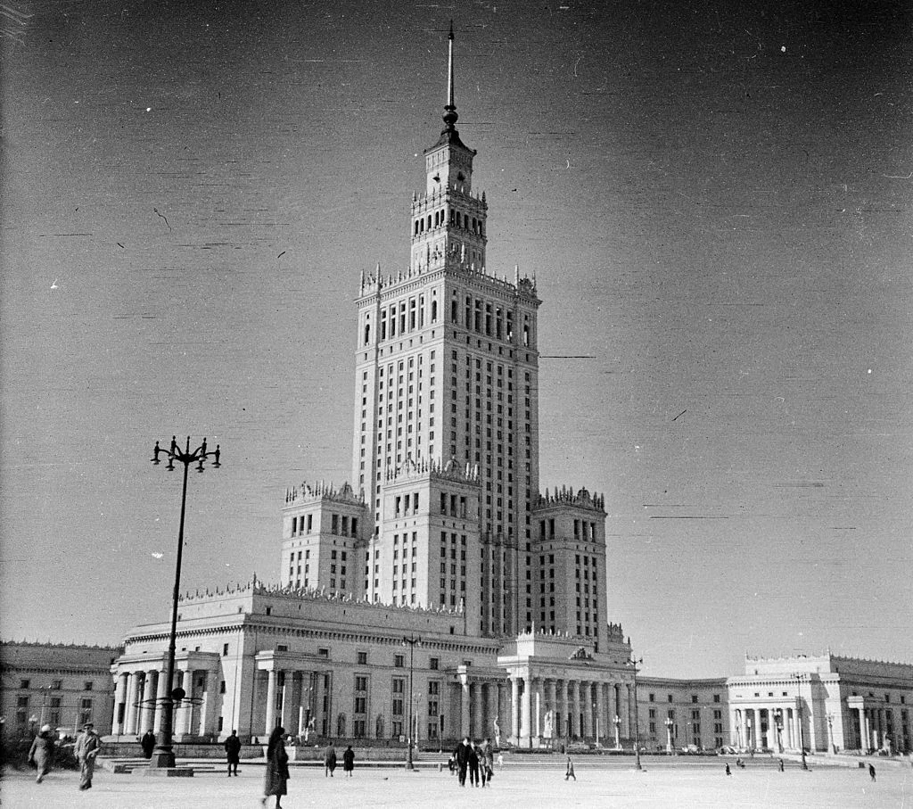 Pałac  Kultury i Nauki w 1960, widok z placu Defilad / foto: wikipedia