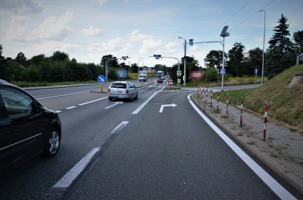 Kierunkowskaz na pasie do skrętu - trzeba włączać czy nie?