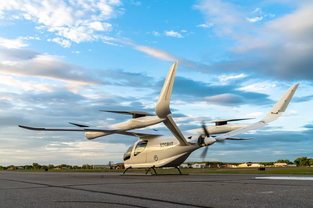 Alia to elektryczny samolot o zasięgu ponad 300 km. Mieści dwóch pilotów i ponad 650 kilogramów ładunku.