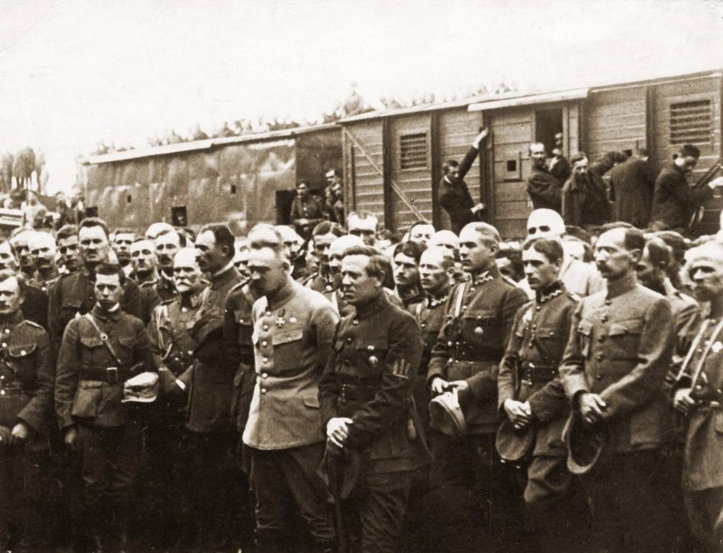 Józef Piłsudski i Symon Petlura wśród oficerów polskich i ukraińskich w Stanisławowie 5 września 1920