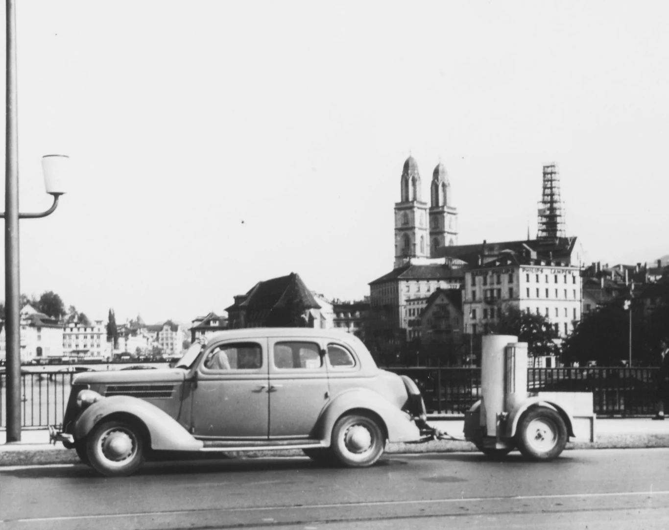 Samochód osobowy ciągnący przyczepkę z generatorem gazu drzewnego. Szwajcaria - lata 40-te Samochód osobowy ciągnący przyczepkę z generatorem gazu drzewnego. Szwajcaria - lata 40-te