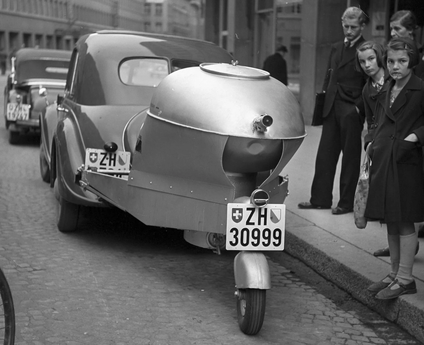 Samochód osobowy z generatorem gazu drzewnego. Zurych, lata 40-te Samochód osobowy z generatorem gazu drzewnego. Zurych, lata 40-te