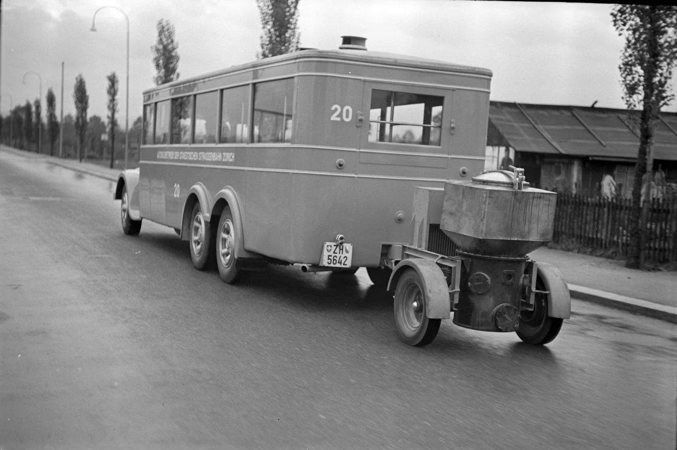Autobus z generatorem gazu drzewnego - Szwajcaria 1940 rok Autobus z generatorem gazu drzewnego - Szwajcaria 1940 rok
