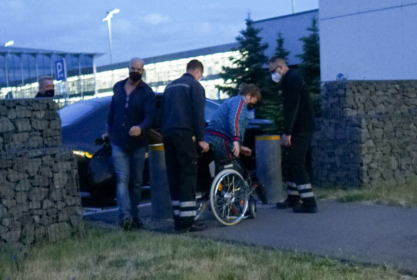 Elton John na wózku inwalidzkim.