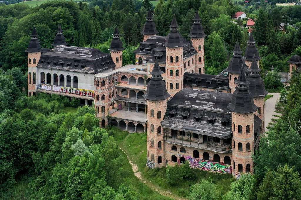 Zamek w Łapianicach od wielu lat stoi opuszczony