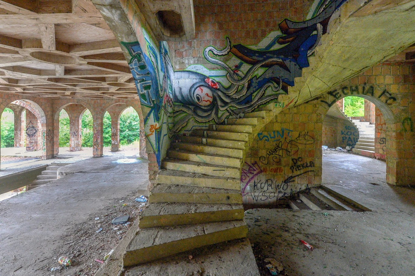Wnętrze budowli zdobią dziś różne graffiti i napisy