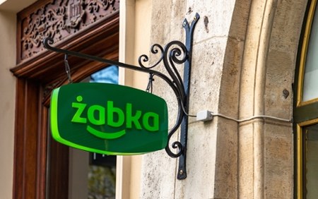 Żabka. Hot-dogi zrobią roboty.