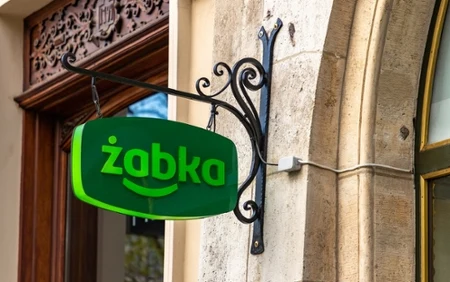Żabka. Hot-dogi zrobią roboty.