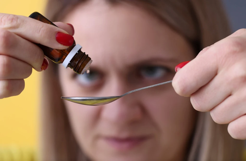 Krople żołądkowe to mieszanka ziół i etanolu, dlatego nie powinny ich stosować kobiety w ciąży, w czasie laktacji, a także kierowcy Krople żołądkowe to mieszanka ziół i etanolu, dlatego nie powinny ich stosować kobiety w ciąży, w czasie laktacji, a także kierowcy